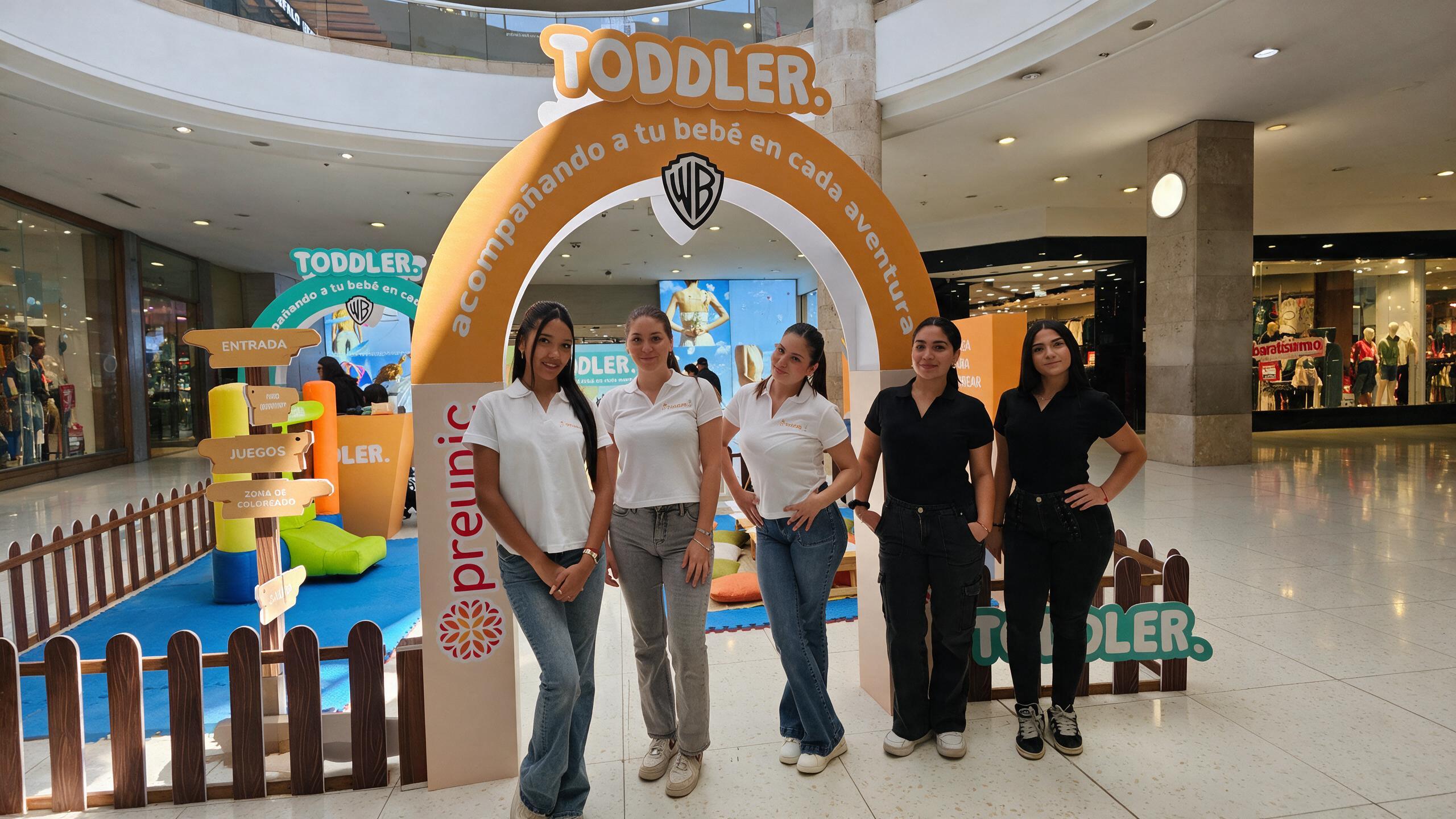 Equipo de personal de Agencia MK en activación de marca en centro comercial